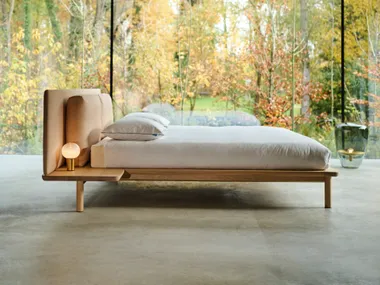 Letto matrimoniale in legno massello e tessuto con comodini integrati NOBLE Auping