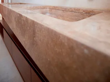 Lavabo rettangolare sospeso in travertino SHELF Giuseppe Guerrera Design®
