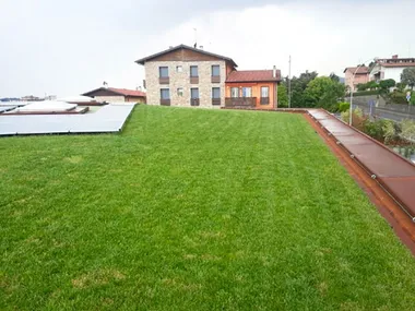 Giardino pensile intensivo leggero con tappeti erbosi PERLIROOF intensivo con tappeto erboso Perlite Italiana