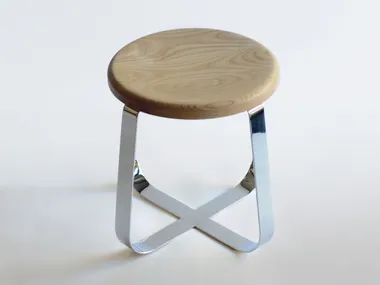 Sgabello basso in metallo e legno PRIMI Phase Design