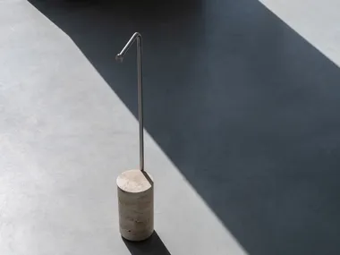 Porta rotolo con base in pietra HOOP Vaselli