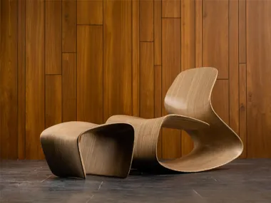 Poltrona a dondolo in compensato senza braccioli LOOP ROCKER WITH OTTOMAN andblack