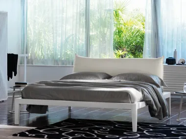 Letto matrimoniale in legno di rovere con testiera imbottita MOHELI BASSO Casamania & Horm
